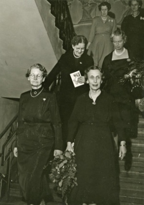 Gerda Höjer, drottning Louise, Clara Käck och prinsessan Sibylla. Världshälsodagen 1954, Stockholms Konserthus Gerda Höjer, drottning Louise, Clara Käck och prinsessan Sibylla. Världshälsodagen 1954, Stockholms Konserthus