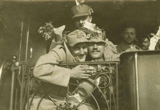 2. Glada och dekorerade soldater på väg hem.