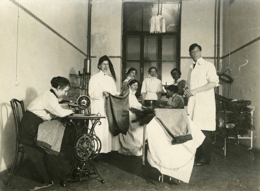 2. Julförberedelser. Tomtebyxor och luva är snart klara. Ur Elisabet Linds personarkiv.