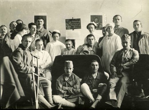 2. Patienter och sköterskor. Elisabet Lind i mitten.