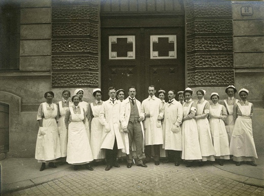 2. Personalen från Sverige med 12 systrar och fyra läkare.
