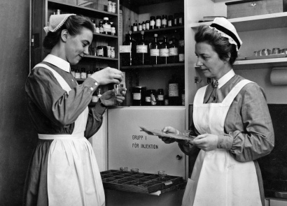 Sophiaelev delar medicin under överinseende av sophiasyster, 1940-tal. Svensk Sjuksköterskeförening SSF.