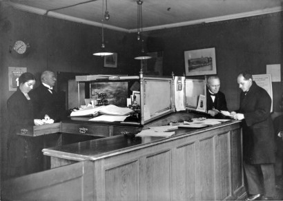 Bankaffärer på Svenska Handelsbankens kontor i Horndal, 1920-tal. Kungliga Myntkabinettets bildarkiv.