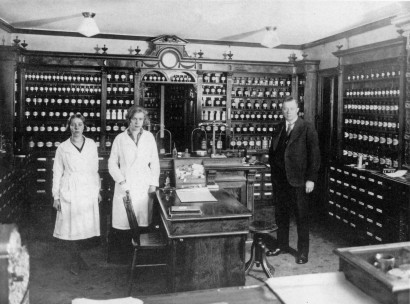 Apoteksofficin i Bergsjö, 1930-tal. Apotekarsocietens museum.