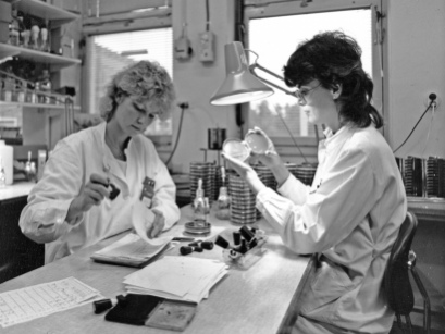 Laboratorieassistenter, 1980-tal. Foto Åke E-Son Lindman.